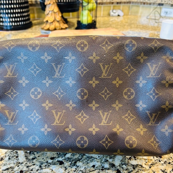 Louis Vuitton Purse - Picture 6 of 9